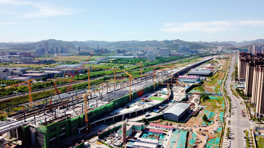 6月6日，中铁十局的施工人员对济（南）莱（芜）高铁历城站混凝土主体结构进行封顶作业（无人机照片）。