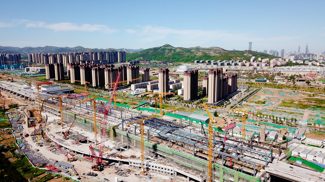 6月6日，中铁十局的施工人员对济（南）莱（芜）高铁历城站混凝土主体结构进行封顶作业（无人机照片）。