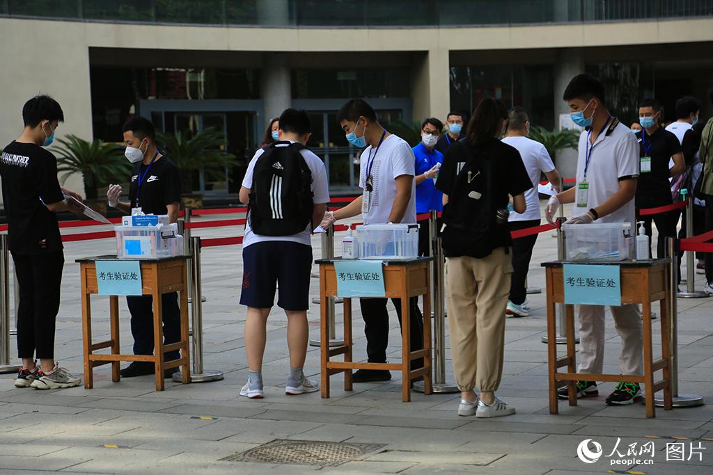6月7日，天津市第一中学考点，考生走进考点，进行考生验证。人民网 崔新耀摄