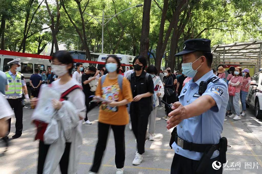 6月7日，河北省石家庄市41中考点，警察护送考生进入考场。人民网 周博摄