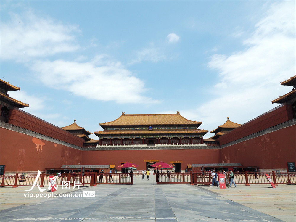 2022年6月7日，游客在故宫博物院内参观游览。
