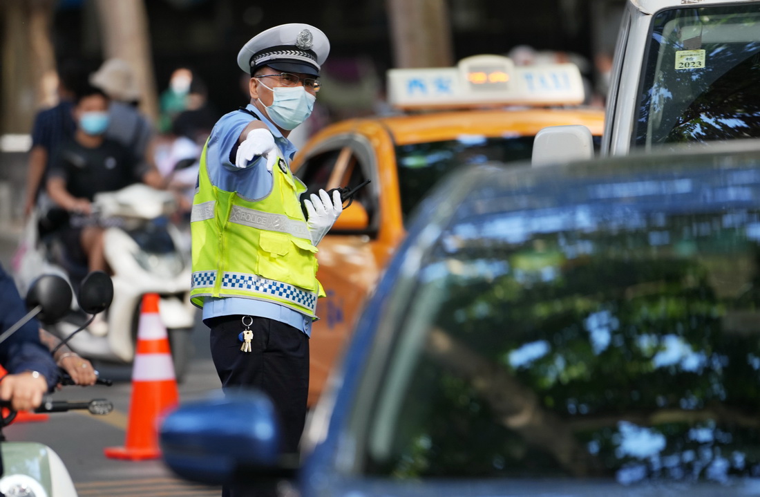 6月7日，西安交警在陕西省西安市西电中学考点外维持交通秩序。新华社记者 李一博 摄