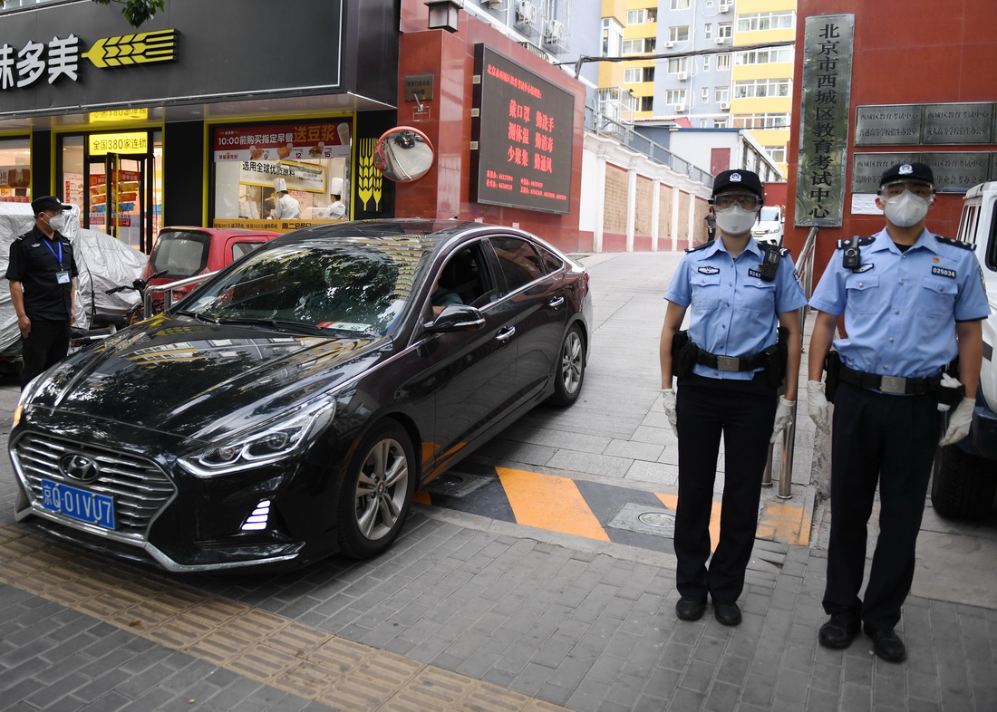 6月7日，运载高考试卷的车辆从北京市西城区教育考试中心驶出。新华社记者 张晨霖 摄