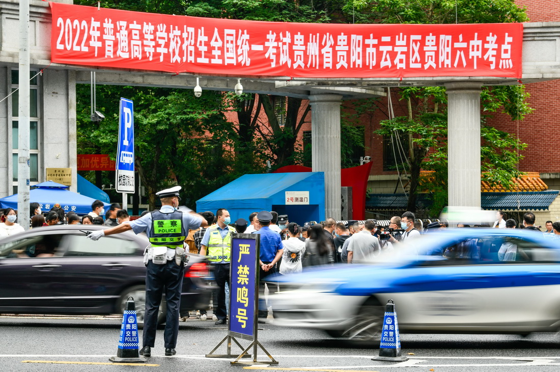 6月7日，交警在贵州省贵阳市第六中学考点外维持交通秩序。新华社记者 杨文斌 摄