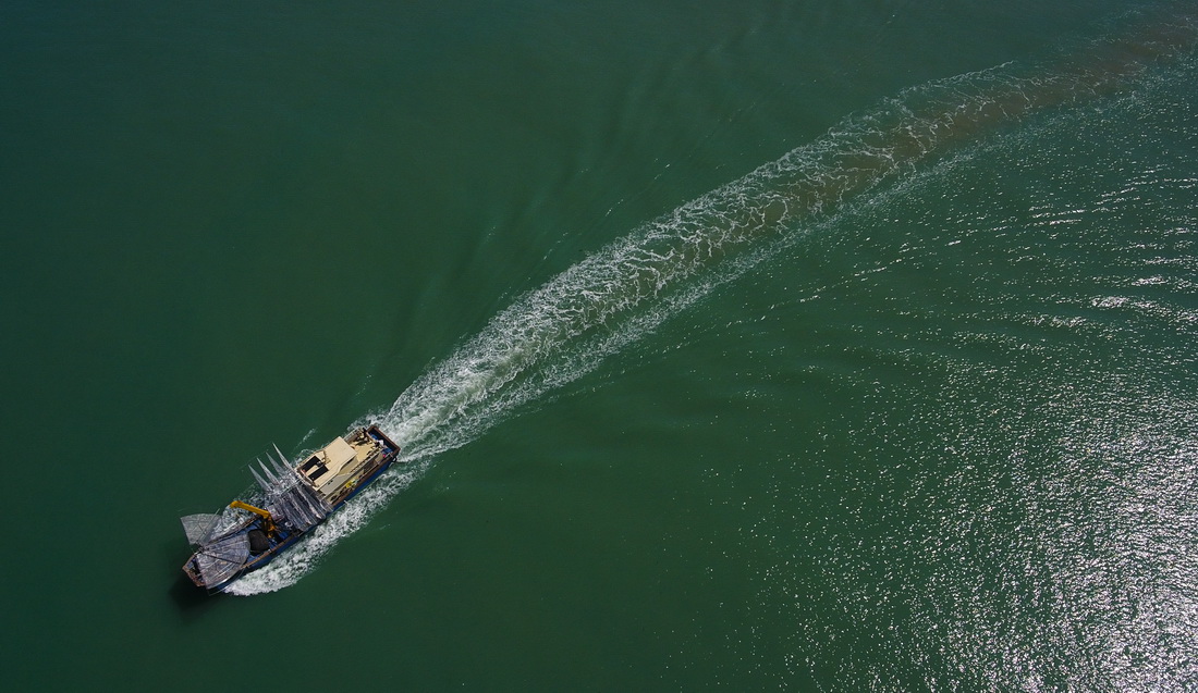 2020年11月18日，在海南省三亞市崖州灣，裝載大型類礁人工苗圃的船隻駛向預定海域（無人機照片）。