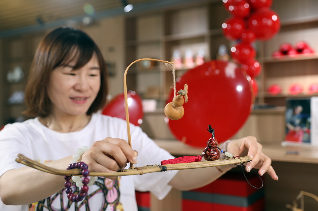 6月1日，河北省平山縣西柏坡鎮北庄村西柏坡文創館的工作人員展示特色文創產品。