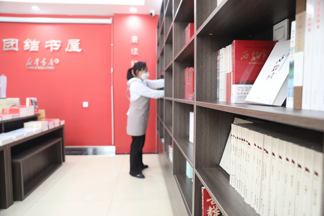 6月1日，河北省平山县西柏坡镇北庄村团结书屋的工作人员在整理书籍。
