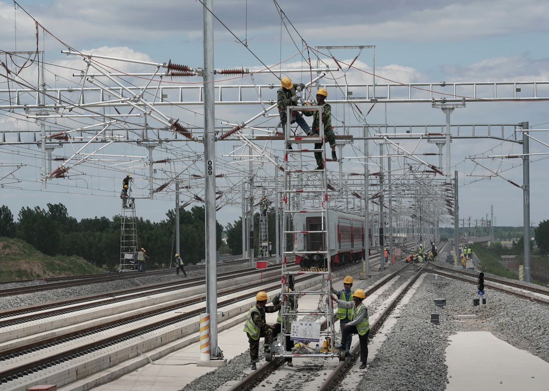 6月7日，工人在唐山市高新技術開發區境內的京唐城際鐵路建設工地安裝電氣設備。