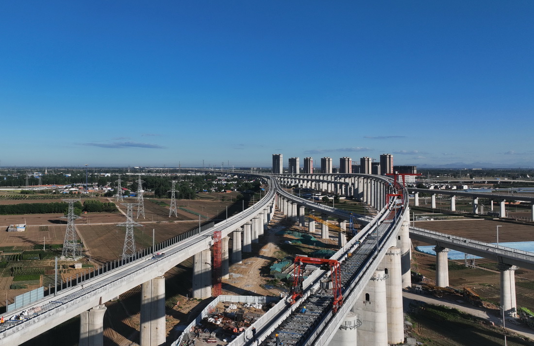 6月7日，工人在唐山市高新技術開發區境內的京唐城際鐵路建設工地施工（無人機照片）。