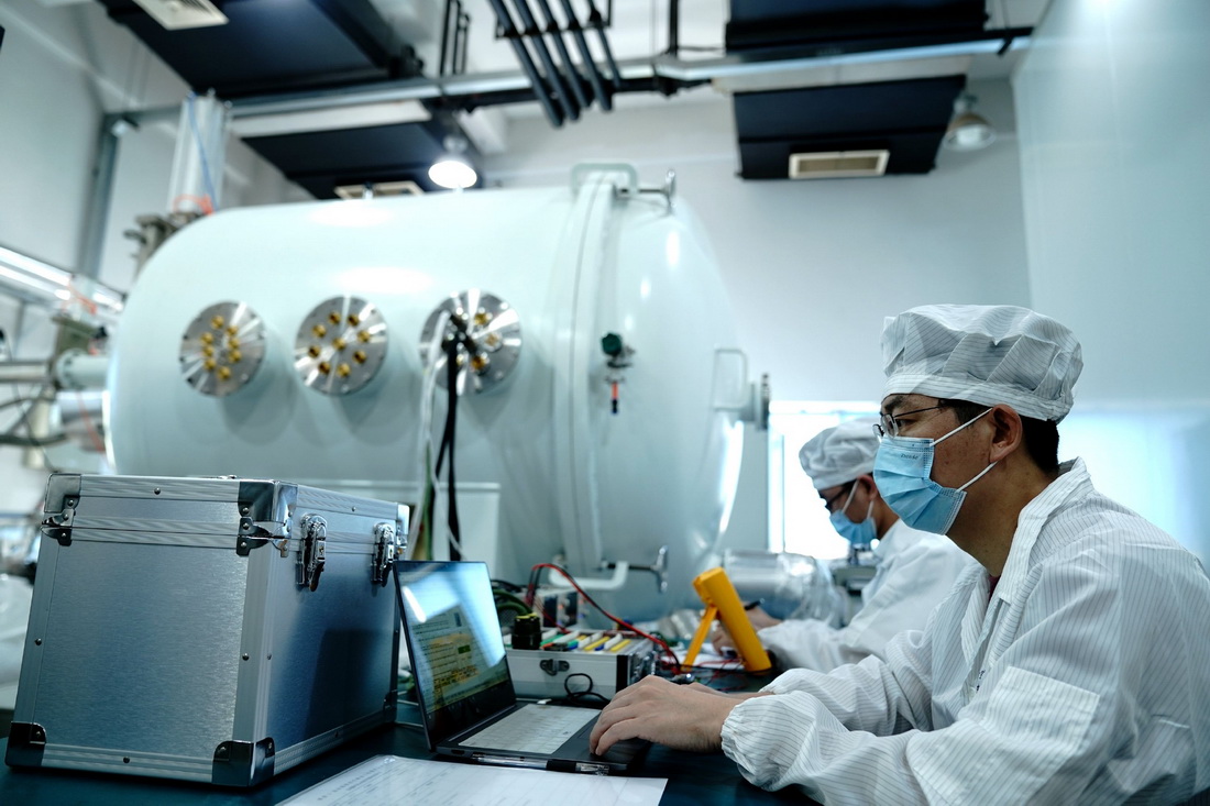 6月9日，中國科學院上海技術物理研究所科研人員在實驗室分析空間環境模擬數據。