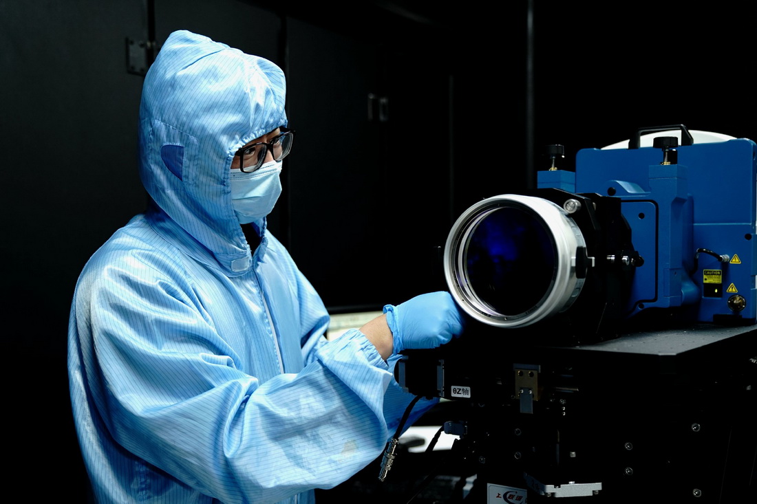 6月9日，中國科學院上海技術物理研究所科研人員在實驗室調試激光干涉儀。