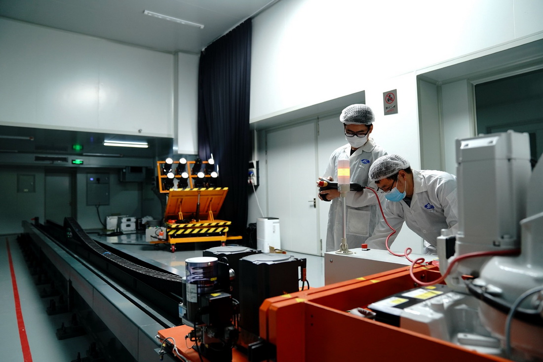 6月9日，中國科學院上海技術物理研究所科研人員在實驗室進行軌道仿真運動模擬試驗。