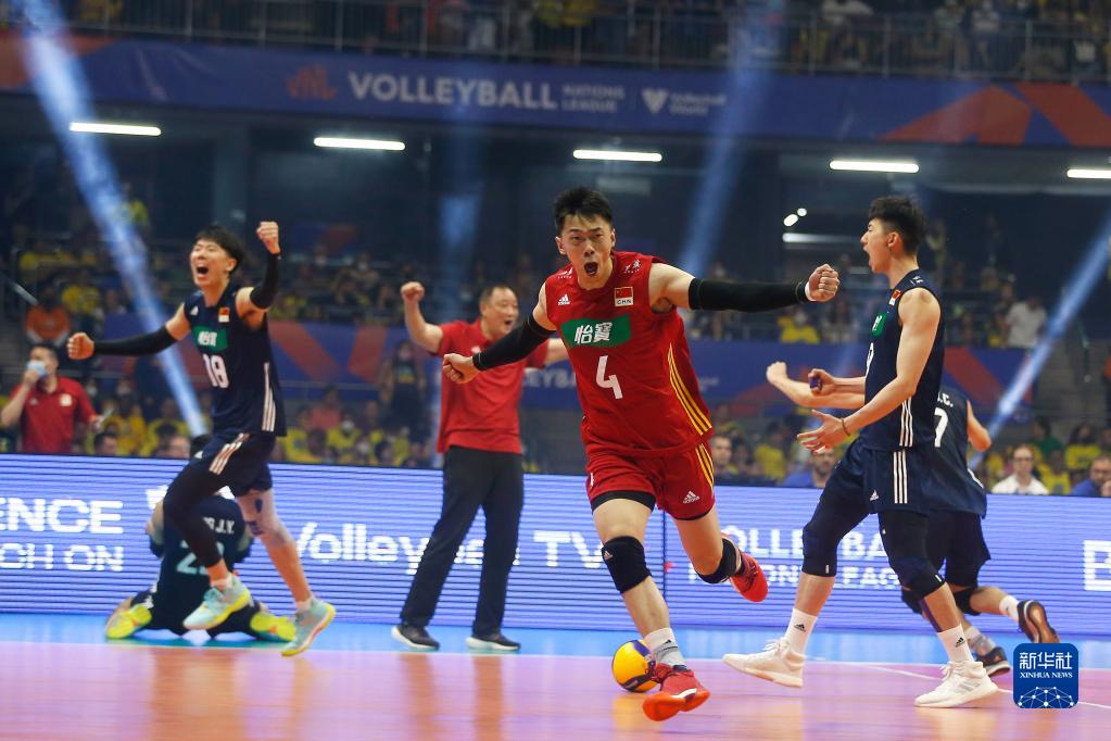 6月12日，中国队球员杨一鸣（中）在比赛中庆祝。