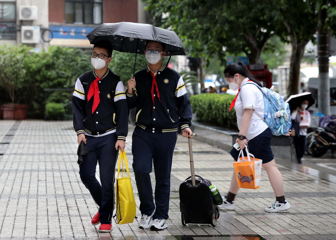 6月13日，上海市格致初級中學的初三學生返校。
