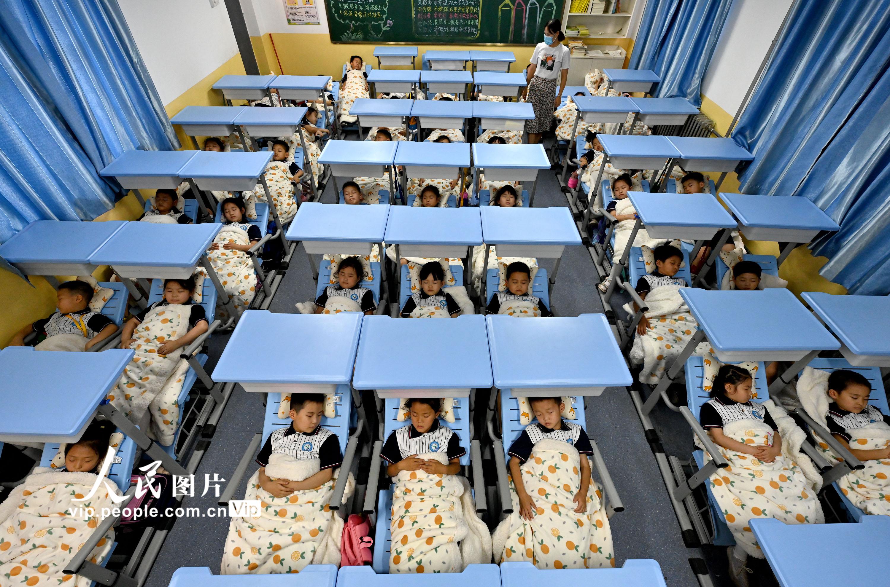 河北邯鄲一小學引入“午休課桌椅” 學生午休從“趴睡”變“躺睡”