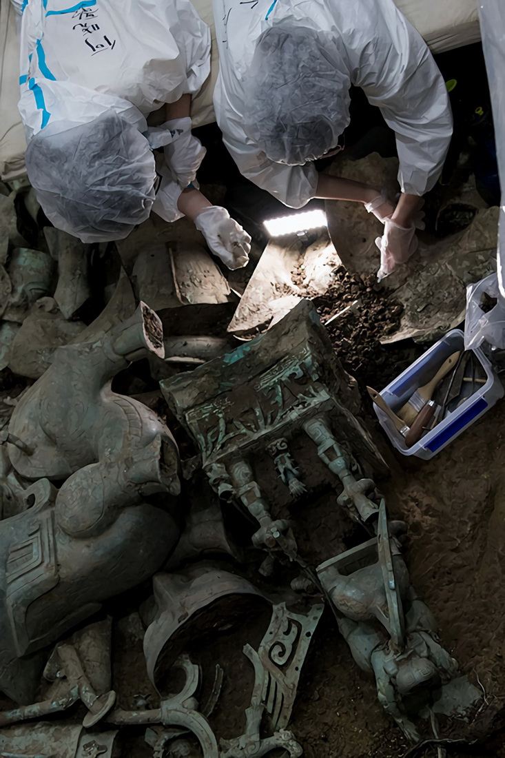 在三星堆遺址8號“祭祀坑”，考古隊員在進行挖掘工作（5月31日攝）。新華社記者 唐文豪 攝