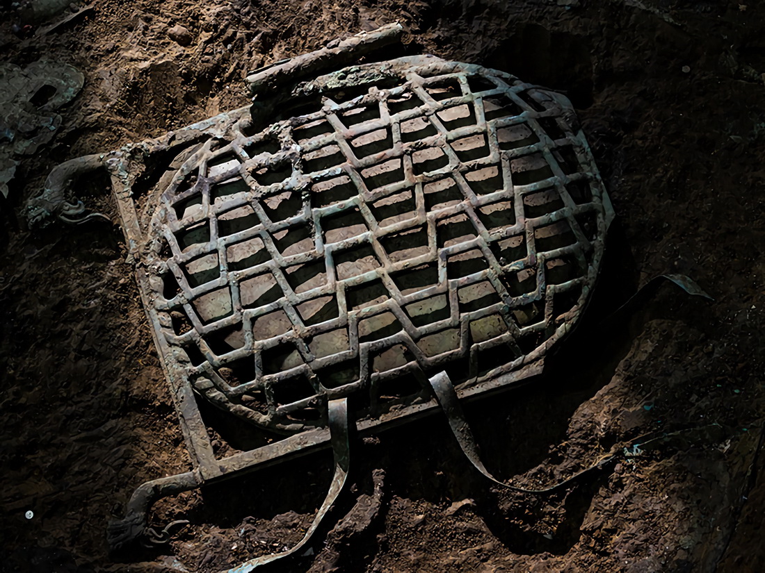 這是在三星堆遺址7號“祭祀坑”拍攝的龜背形網格狀器（6月1日攝）。新華社記者 沈伯韓 攝