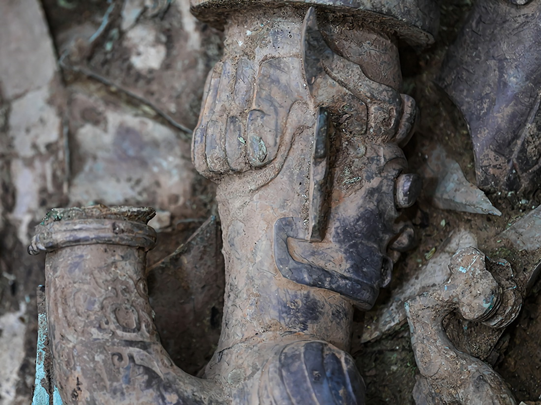這是在三星堆遺址8號“祭祀坑”拍攝的頂尊蛇身銅人像局部（6月1日攝）。新華社記者 王曦 攝