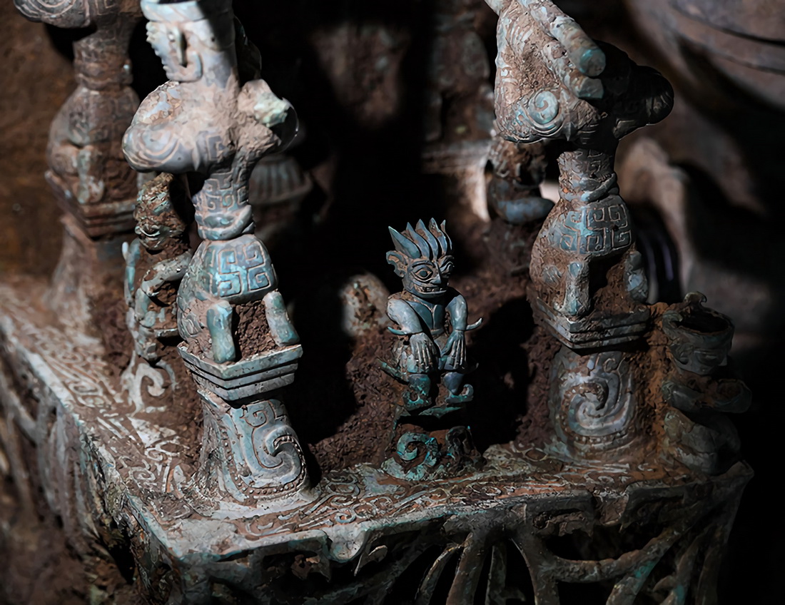 這是在三星堆遺址8號“祭祀坑”拍攝的銅神壇局部（6月1日攝）。新華社記者 王曦 攝