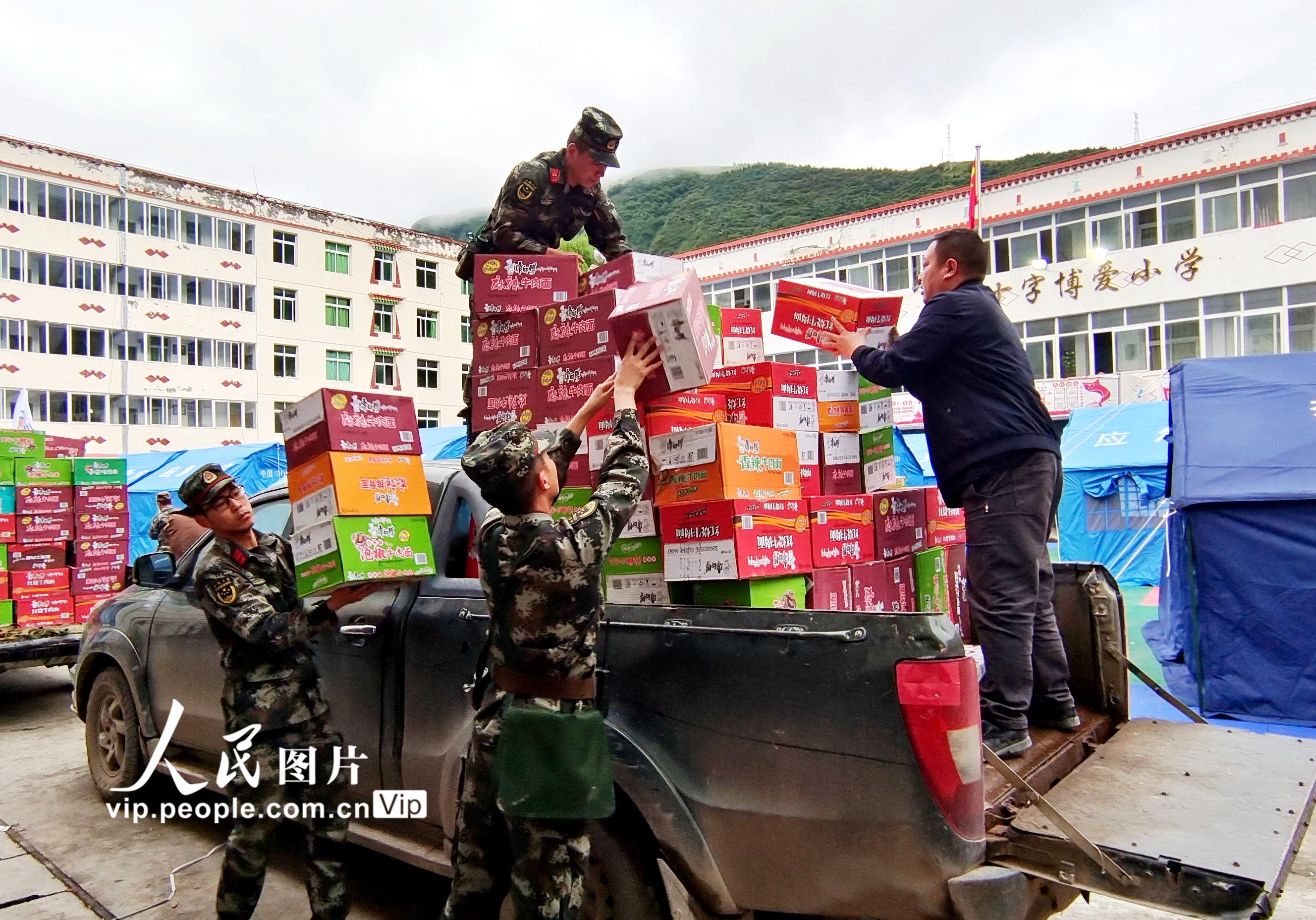 2022年6月12日，武警阿壩支隊官兵為受災群眾運送生活物資。