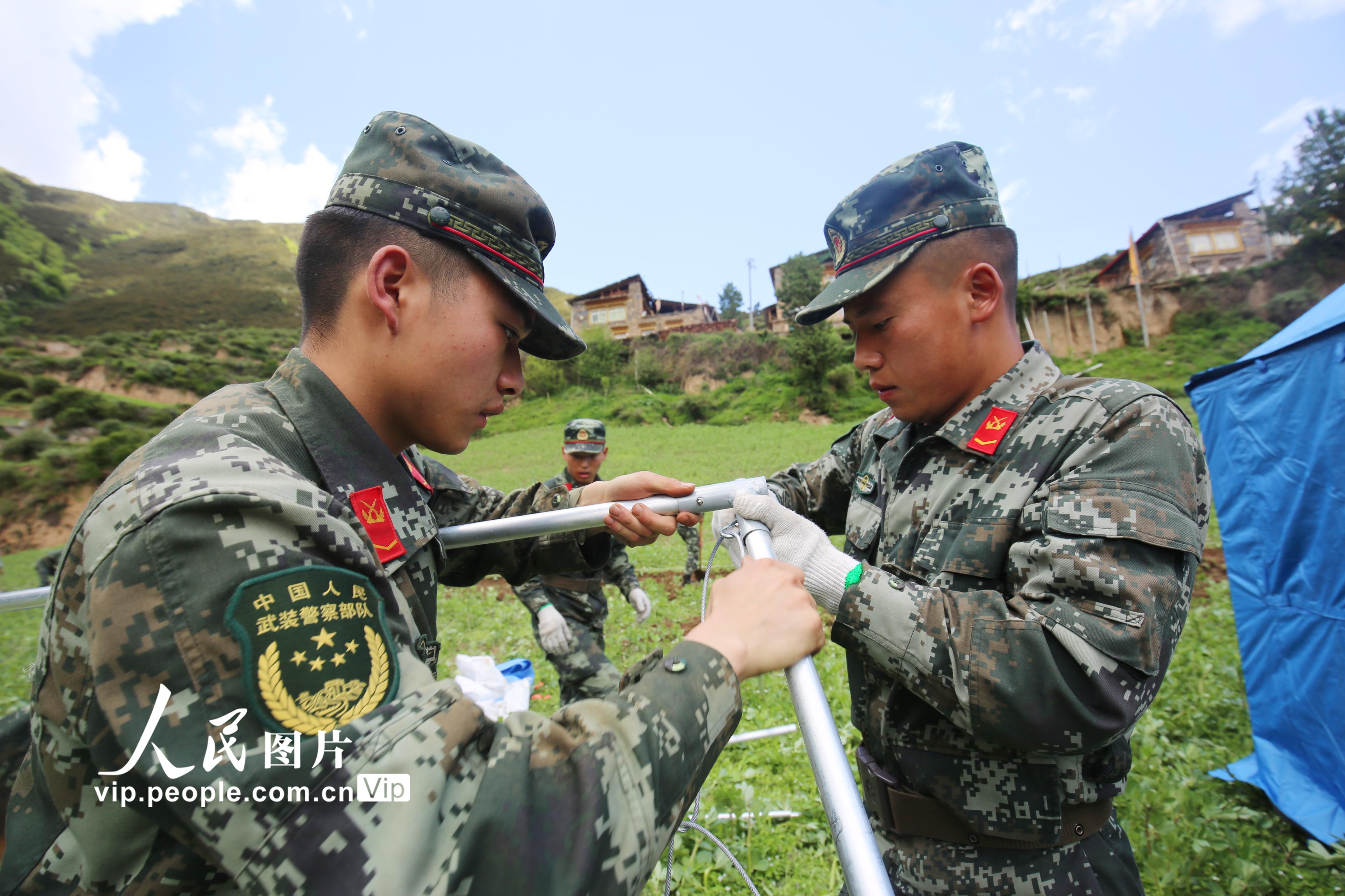 2022年6月13日，武警阿壩支隊官兵為受災群眾搭建安置帳篷。