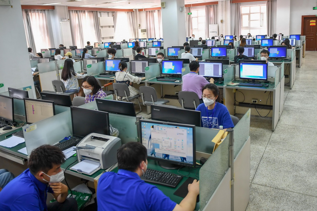 6月14日，在位于吉林长春的东北师范大学高考网上评卷点，工作人员在评卷。据了解，2022年吉林省高考评卷工作全部采用电子扫描、网上评卷方式进行。新华社记者 张楠 摄