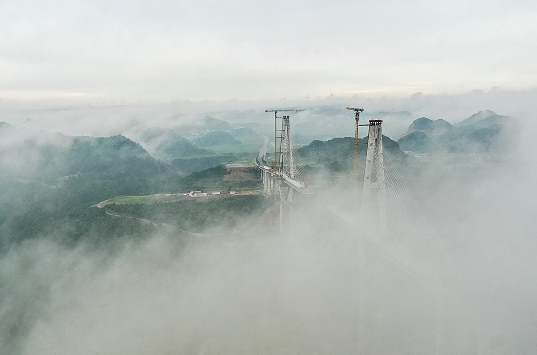 6月14日拍摄的贵州龙里朵花特大桥建设场景（无人机照片）。