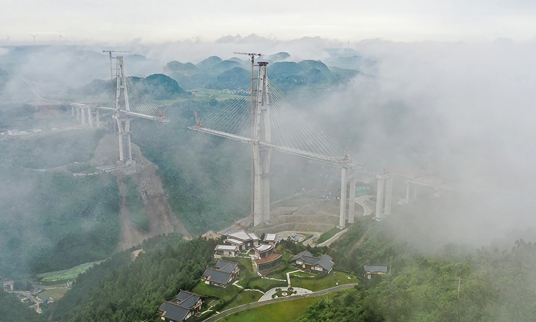 6月14日拍摄的贵州龙里朵花特大桥建设场景（无人机照片）。