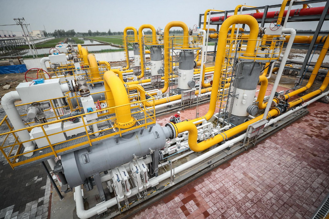 6月15日，工作人员在中国石油辽河油田储气库群双台子储气库作业区进行巡查。