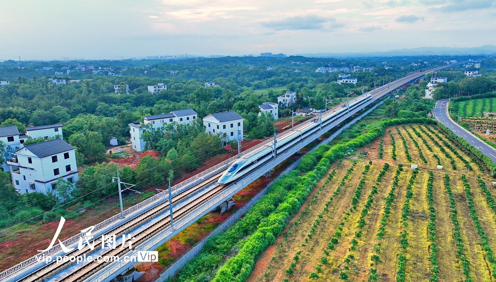 2022年6月16日，一列和谐号列车行驶在赣深高铁江西省赣州市赣州蓉江新区江坝村段。