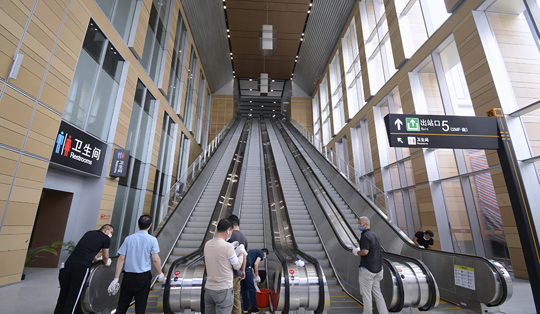 6月16日，技术人员在调试北京丰台站候车大厅内的大型滚梯。