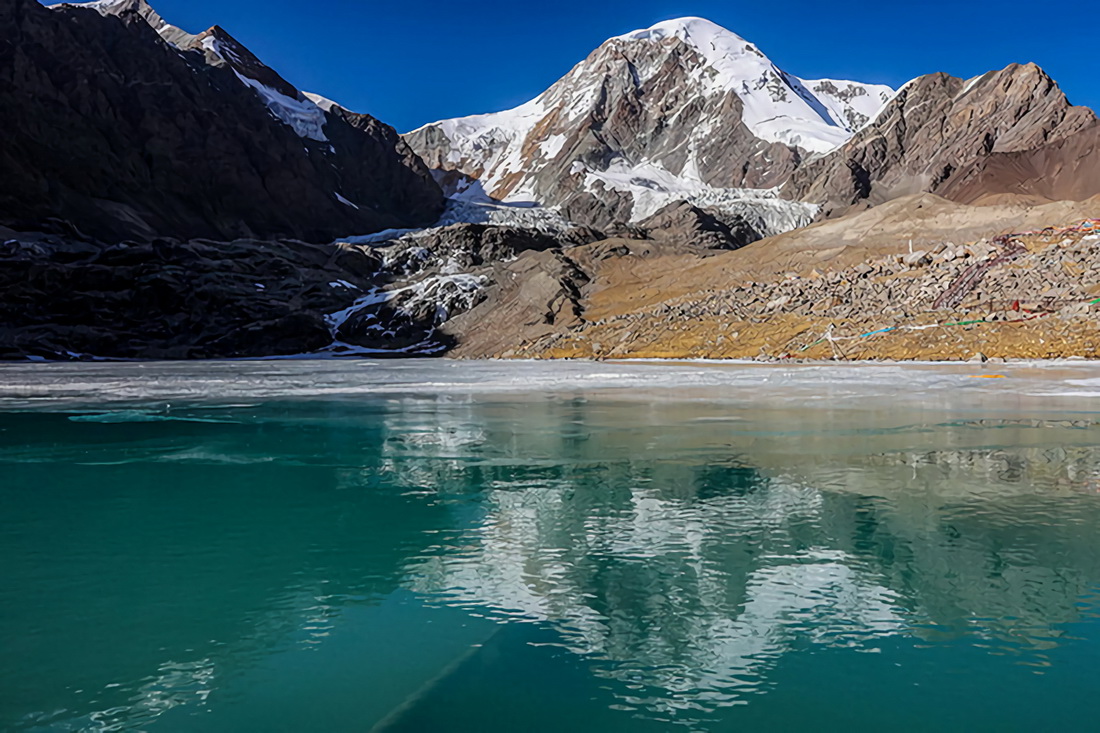 這是3月27日在西藏拉薩市拍攝的窮母崗日冰川。新華社記者 姜帆 攝