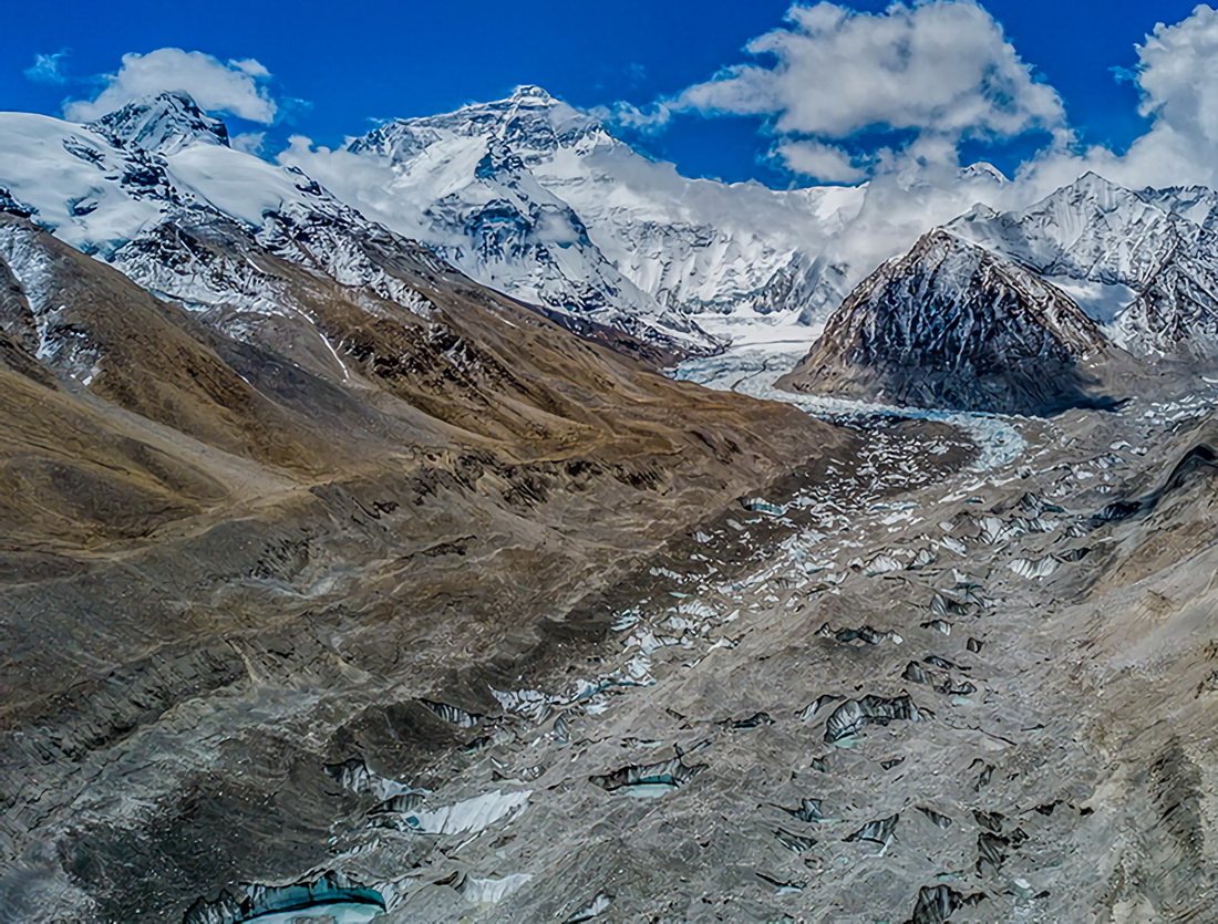 這是5月8日在西藏日喀則市拍攝的珠穆朗瑪峰腳下的絨布冰川（無人機照片）。新華社記者 田金文 攝