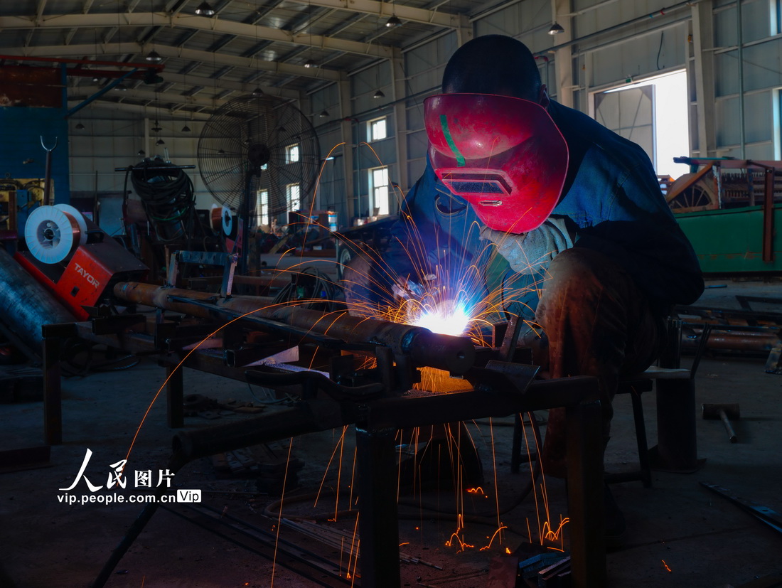 2022年6月15日，新疆生產建設兵團第十師北屯市一名電焊工人正在工作。
