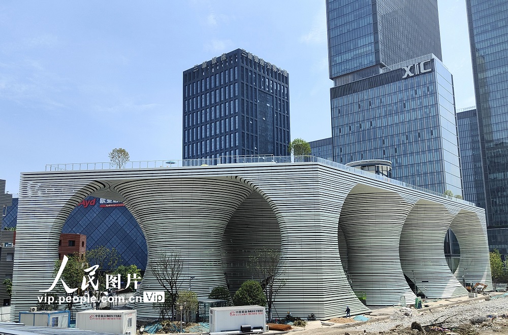 2022年6月18日，在浙江省杭州市庆春东路与秋涛路交叉口拍摄的充满科技感的杭州未来停车楼・蜻蜓公园项目。