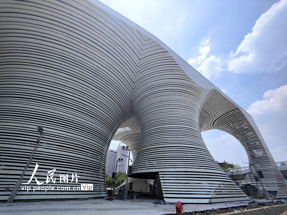 2022年6月18日，在浙江省杭州市庆春东路与秋涛路交叉口拍摄的充满科技感的杭州未来停车楼・蜻蜓公园项目。