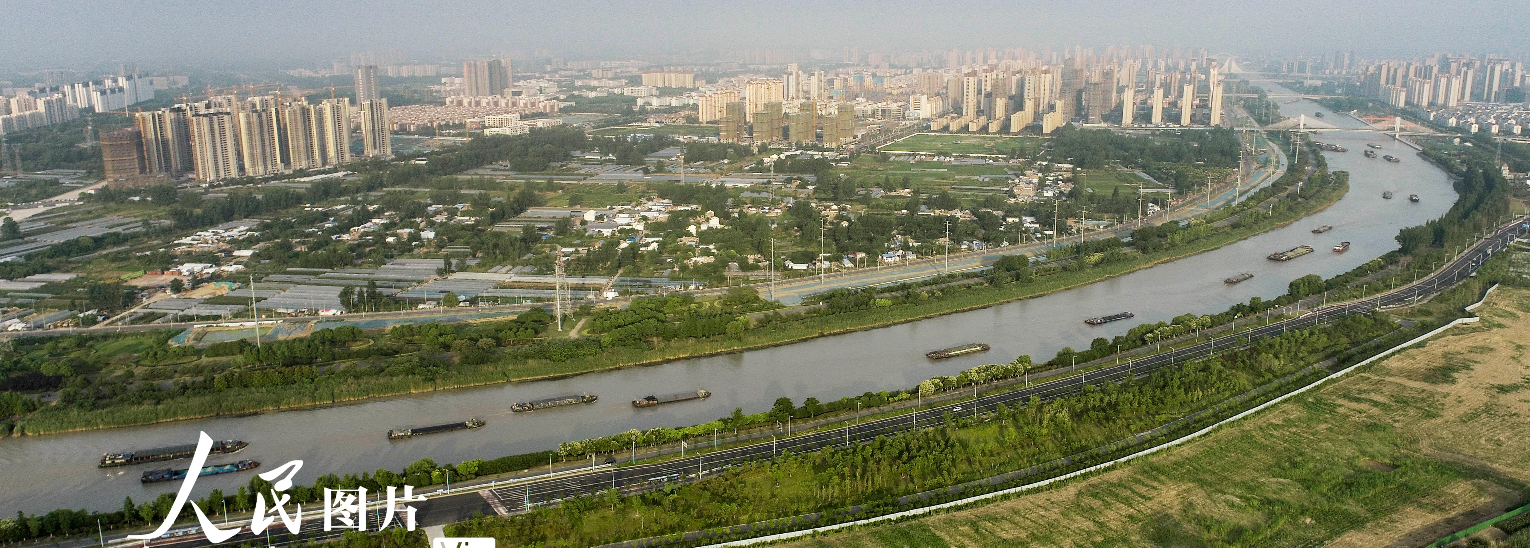 2022年6月19日，江苏淮安，京杭大运河上，货船往来穿梭。