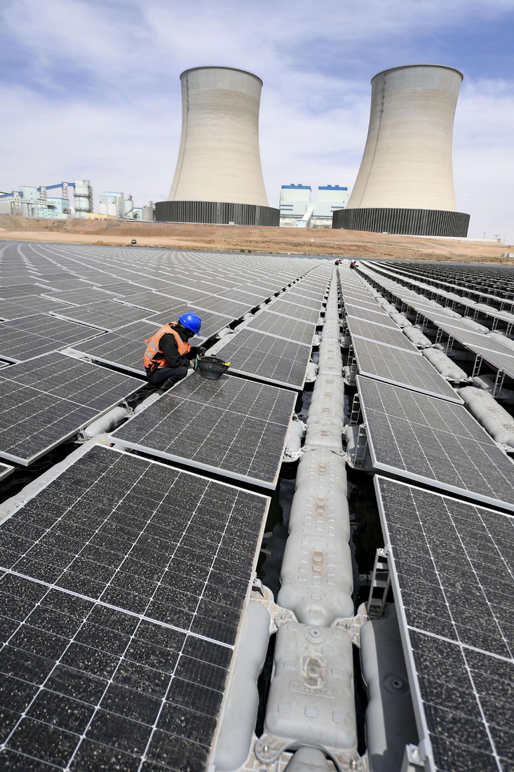 工人在國家能源集團寧夏電力公司寧東電廠3×5.98兆瓦漂浮分布式光伏發電項目現場施工（6月17日攝）。