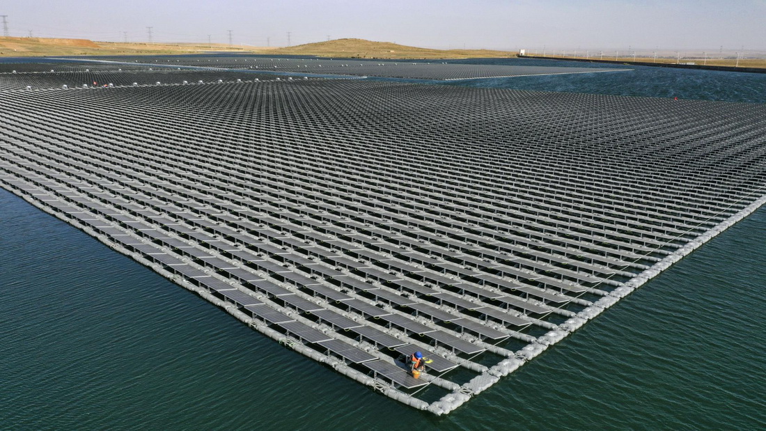 国家能源集团宁夏电力公司宁东电厂3×5.98兆瓦漂浮分布式光伏发电项目（无人机照片，6月17日摄）。