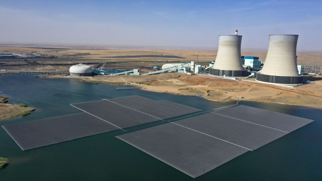國家能源集團寧夏電力公司寧東電廠3×5.98兆瓦漂浮分布式光伏發電項目全景（無人機照片，6月17日攝）。