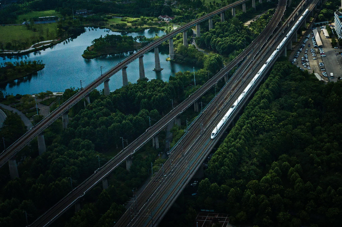 6月20日，一列动车组列车在京广高铁京武段武汉站附近行驶（无人机照片）。