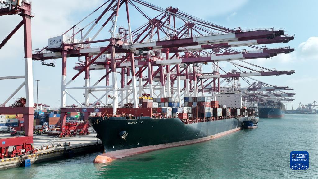 营运印巴航线的“索菲亚”号集装箱货轮在山东港口青岛港装卸集装箱（6月15日摄，无人机照片）。