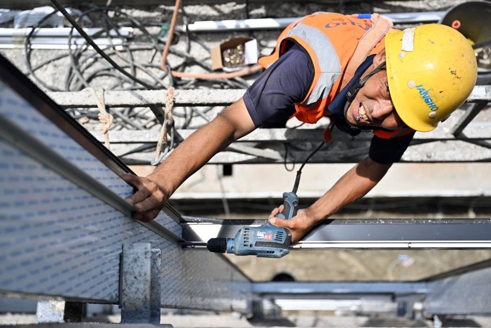 6月21日，工人在國投生態環境大廈項目工地施工。