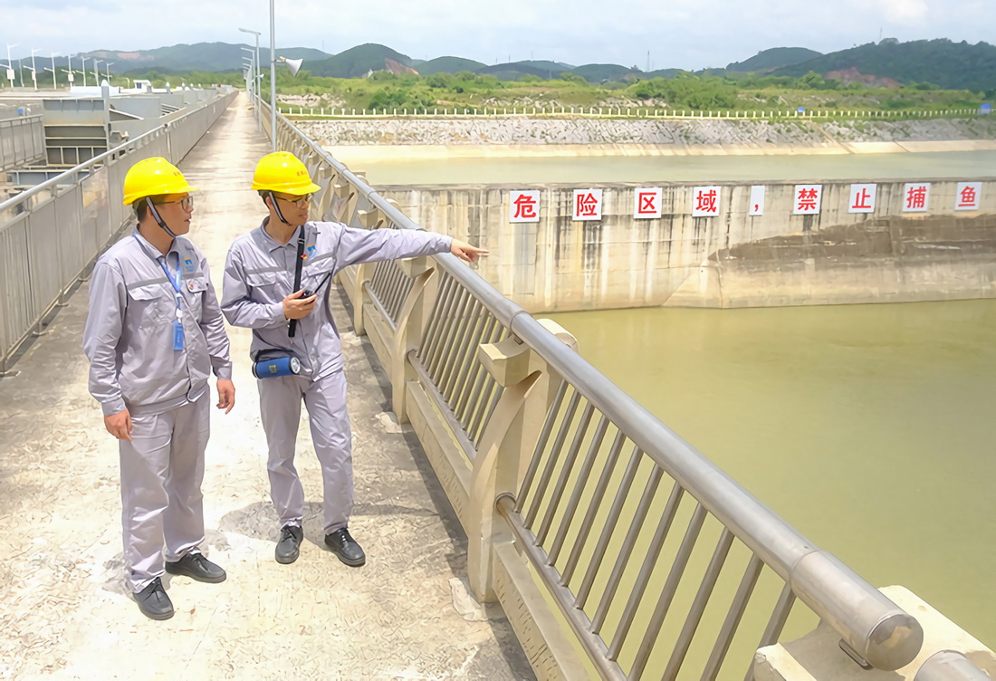 6月21日，工作人員在位於邕江上的廣西南寧市邕寧水利樞紐工程攔河大壩進行安全巡查。