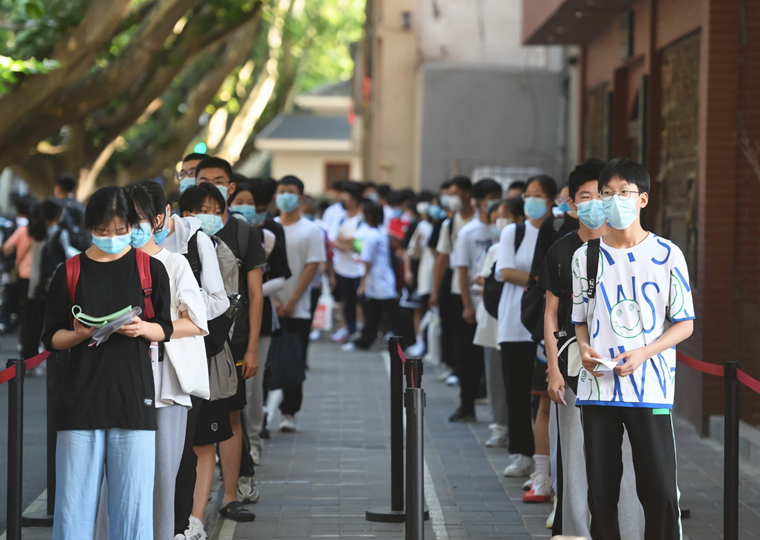 6月22日，在河南省郑州市第八中学考点，考生准备进入考场。