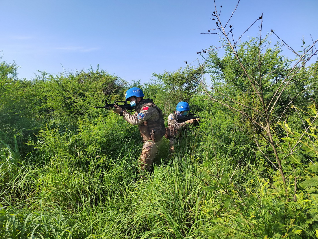 6月21日，中国第八批赴南苏丹（朱巴）维和步兵营士兵进行警戒搜索（手机拍摄）。新华社发（孙雪松 摄）