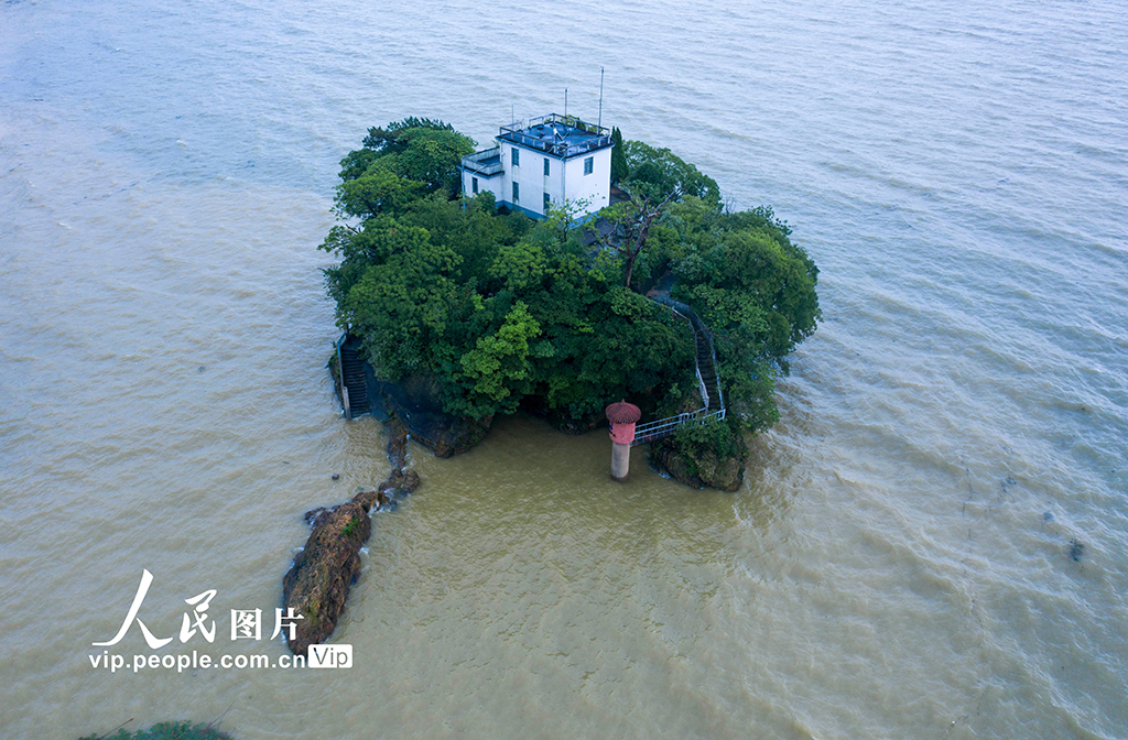 2022年6月22日，拍摄的位于洪水中的江西鄱阳湖都昌印山岛。