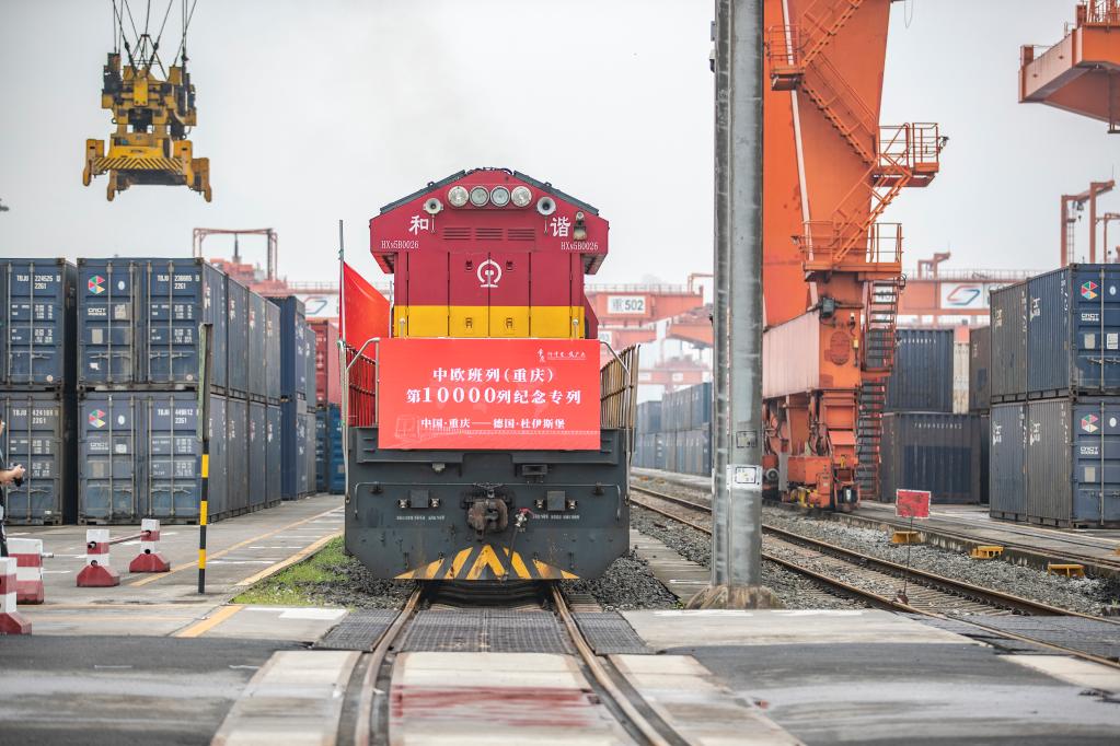 6月23日，中歐班列（重慶）第10000列列車在重慶團結村中心站等待發車。