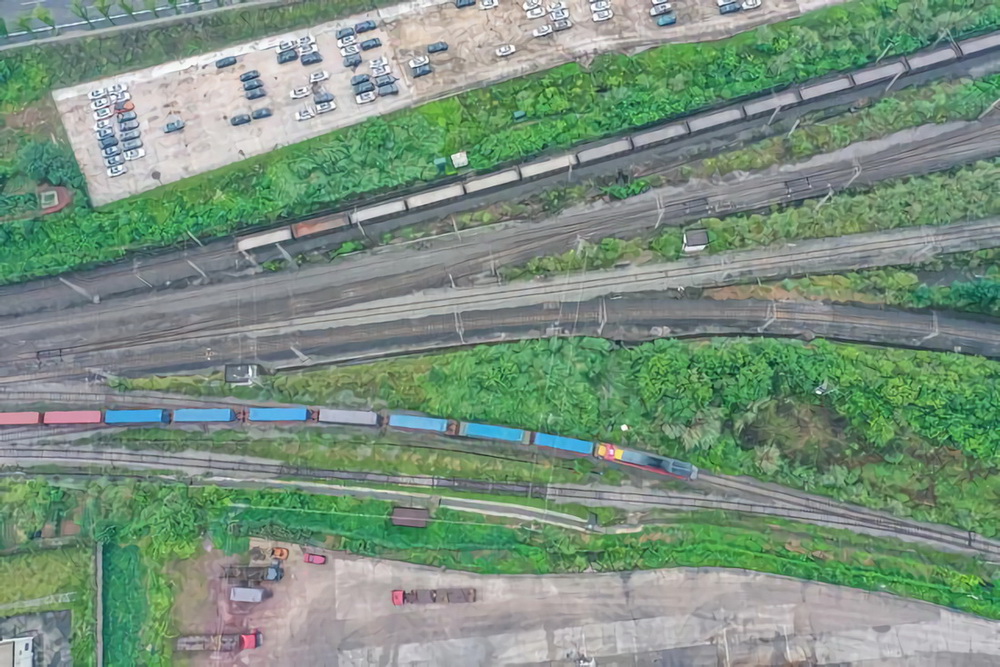 6月23日，中歐班列（重慶）第10000列列車在重慶團結村中心站順利駛出（無人機照片）。