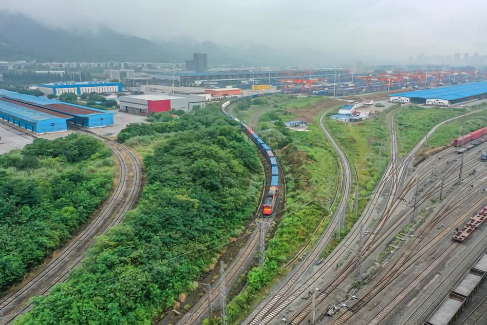 6月23日，中歐班列（重慶）第10000列列車在重慶團結村中心站順利駛出（無人機照片）。